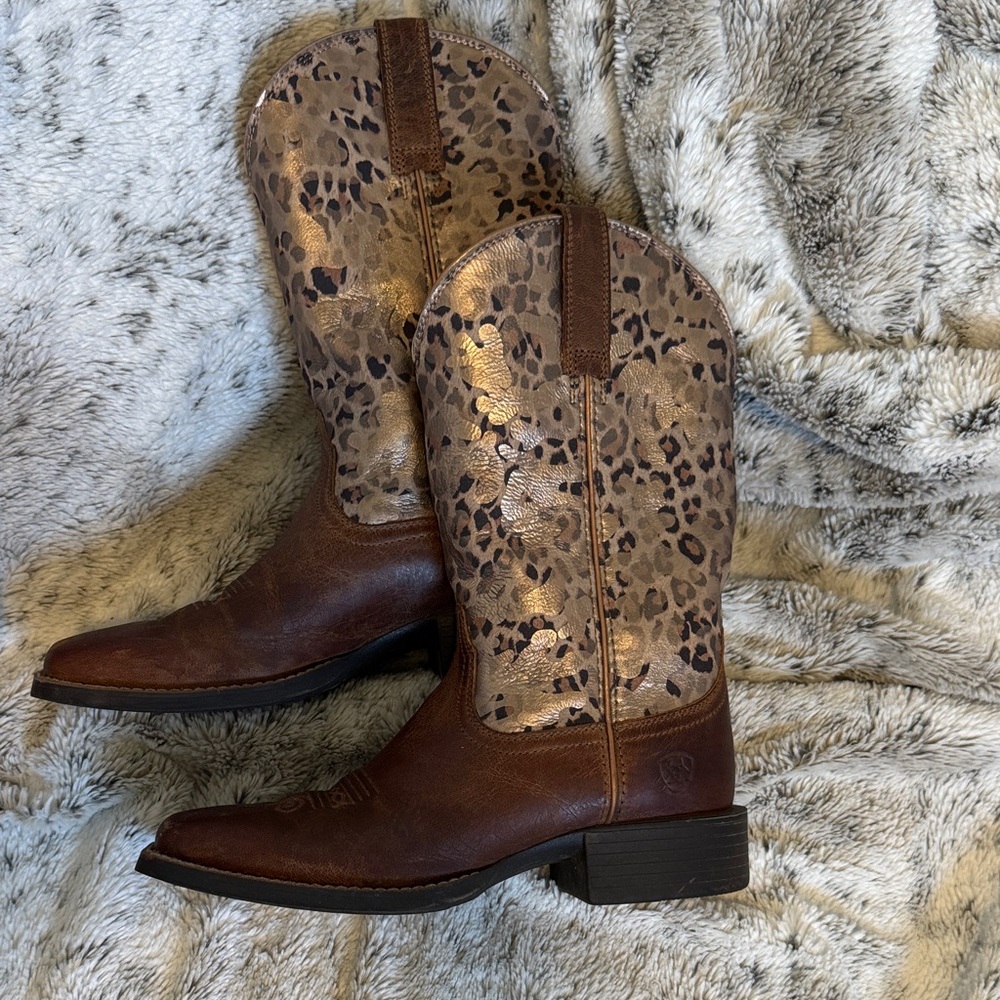 Roundup Wide Square Toe Ariat Brown and Leopard Print Boot